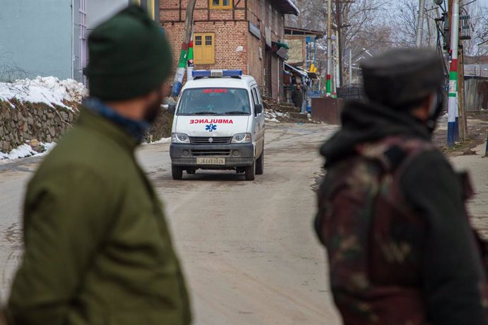 Archivo - January 16, 2023, Srinagar, India: Indian police officers watch as an ambulance rushes towards a hospital near the shoot-out site at central Kashmir's Budgam. Two Lashkar-e-Toiba militants, who were travelling in a vehicle, were killed in a brie