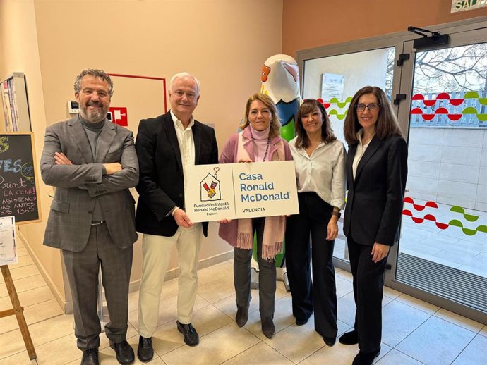 La vicepresidenta primera y consellera de Servicios Sociales, Igualdad y Vivienda, Susana Camarero, visita la Casa Ronald McDonald de València