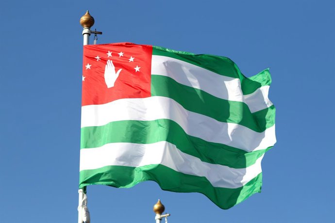Archivo - Arquivo - 9 de junho de 2024, São Petersburgo, Rússia: A bandeira da República da Abkhazia vista na galeria de bandeiras dos países participantes no âmbito do Fórum Econômico Internacional de São Petersburgo 2024