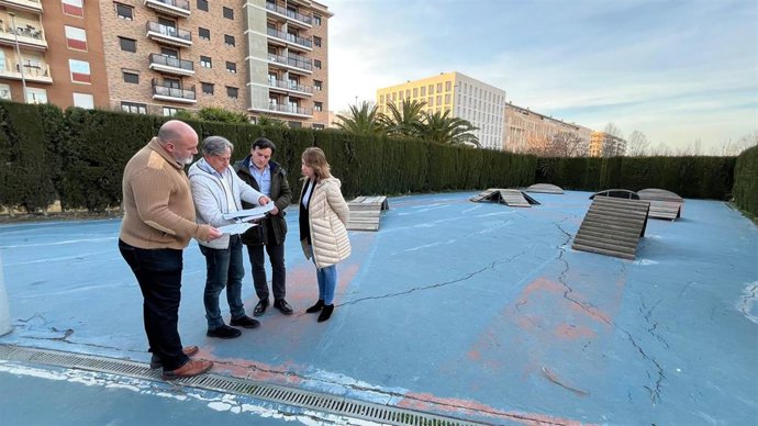 Agustín González visita con vecinos el parque infantil en Andrés de Vandelvira.