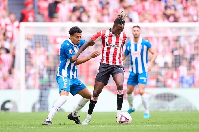 Archivo - Omar El Hilali of RCD Espanyol competes for the ball with Nico Williams of Athletic Club during the LaLiga EA Sports match between Athletic Club and RCD Espanyol at San Mames on October 19, 2024, in Bilbao, Spain.