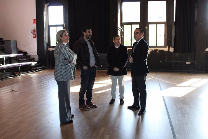 El delegado territorial de Educación, Miguel Briones, en una visita al IES Emilio Prados de Málaga capital.
