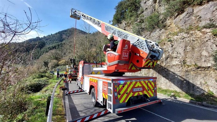 Rescatado un motorista de 62 años caído por un terraplén en Ampuero