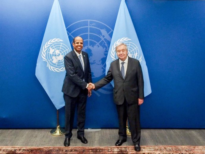 Archivo - September 23, 2023, New York, New York, USA: Secretary-General, ANTONIO GUTERRES shakes hands with MAHAMOUD ALI YOUSSOUF, Minister for Foreign Affairs and International Cooperation, Republic of DJIBOUTI, towards the end of the General Assembly D