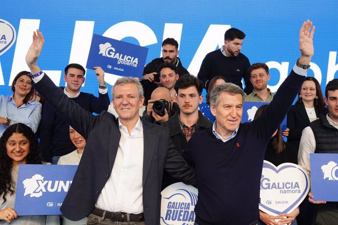 El presidente del PP de Galicia y presidente de la Xunta de Galicia, Alfonso Rueda (i), y el presidente del Partido Popular, Alberto Núñez Feijóo (d), durante un acto del PP de Galicia, en el Multiusos Fontes do Sar, a 15 de febrero de 2025, en Santiago d