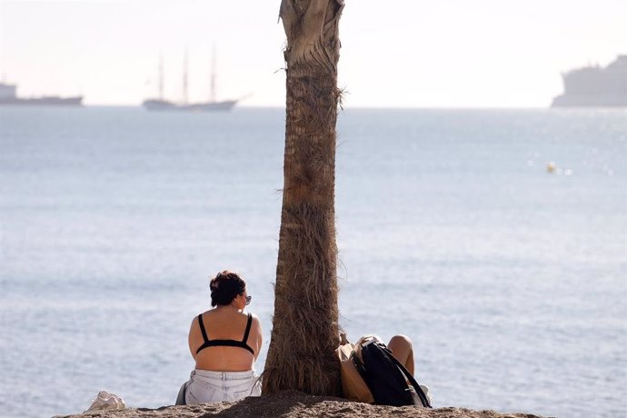 Archivo - Personas en la playa de la Malagueta. A 10 de enero de 2025 en Málaga, Andalucía (España). En pleno invierno, Málaga disfruta de temperaturas superiores a los 20 grados, lo que ha llevado a muchos a aprovechar el buen tiempo para relajarse en la