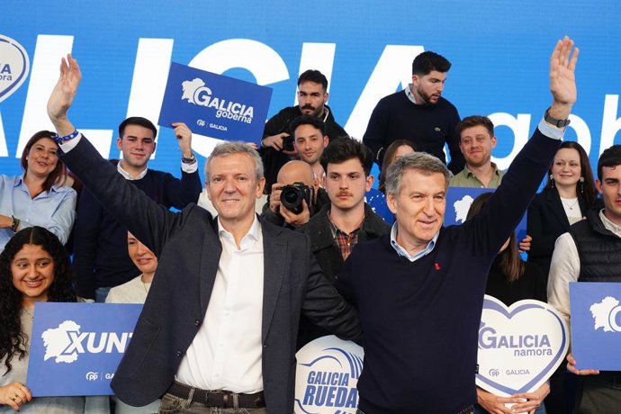 O presidente do PP da Galícia e presidente da Xunta de Galicia, Alfonso Rueda (à esquerda), e o presidente do Partido Popular, Alberto Núñez Feijóo (à direita), durante um ato do PP da Galícia, no Multiusos Fontes do Sar, em 15 de fevereiro de 2025, em Sa