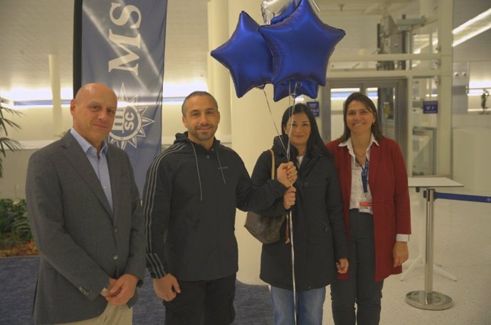 La directora de la Terminal de MSC, Sandra Yunta, y el vicepresidente senior de desarrollo global de puertos y actividades en tierra de MSC Cruceros, Giaunluca Suprani, han dado la bienvenida a los primeros pasajeros de la terminal
