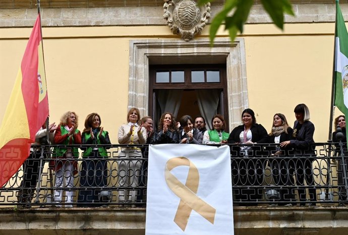 Imagen de la banderola con el lazo dorado por el Día Mundial contra el Cáncer Infantil en el Ayuntamiento de Jerez de la Frontera (Cádiz).