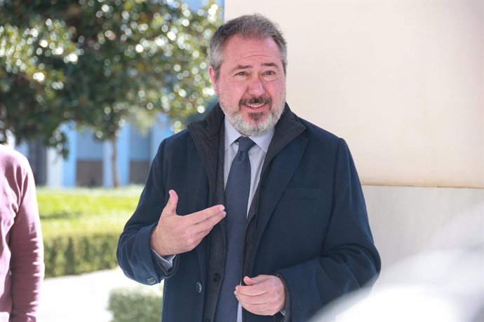 El exsecretario general del PSOE andaluz, Juan Espadas, se despide de los periodistas en el Parlamento de Andalucía. A 06 de febrero de 2025, en Sevilla (Andalucía, España). Segunda jornada de Pleno, con Sesión de Control al Gobierno y preguntas de los gr