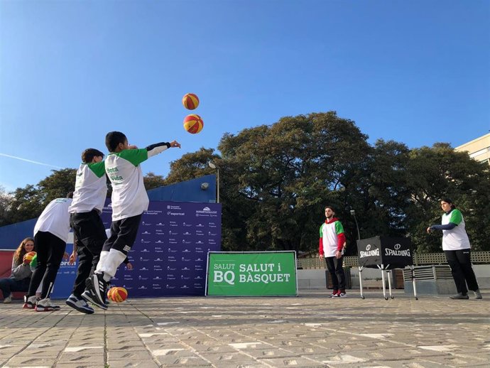La Vall d'Hebron y la Federación Catalana de Baloncesto (FCBQ) han organizado una jornada por el Día Internacional del Cáncer Infantil