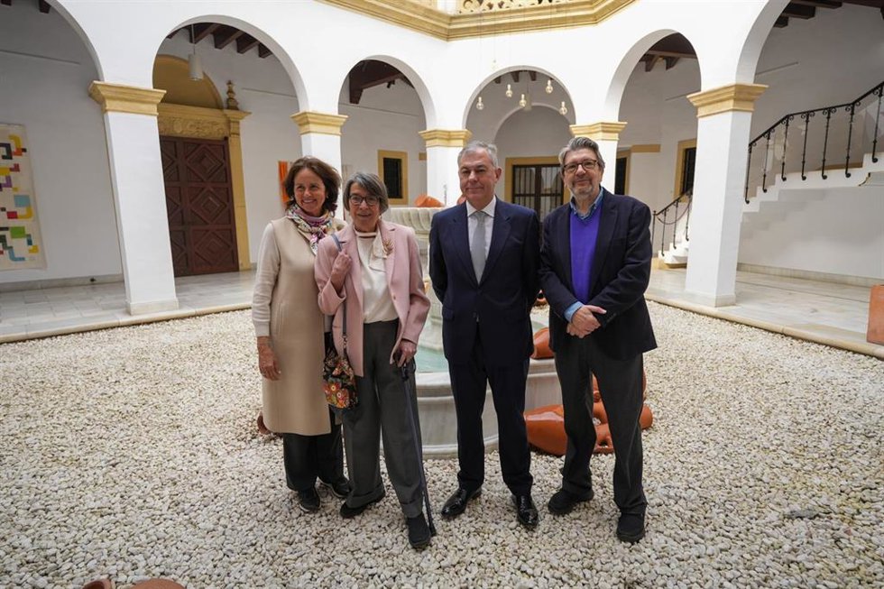 El alcalde, en el centro, en el evento de 'Hay Festival' celebrado en la sede de la Fundación Valentín de Madariaga.
