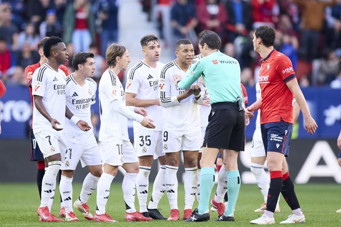 Jogadores do Real Madrid CF protestam contra José Luis Munuera Montero durante a partida da LaLiga EA Sports entre CA Osasuna e Real Madrid CF no El Sadar em 15 de fevereiro de 2025, em Pamplona, Espanha.