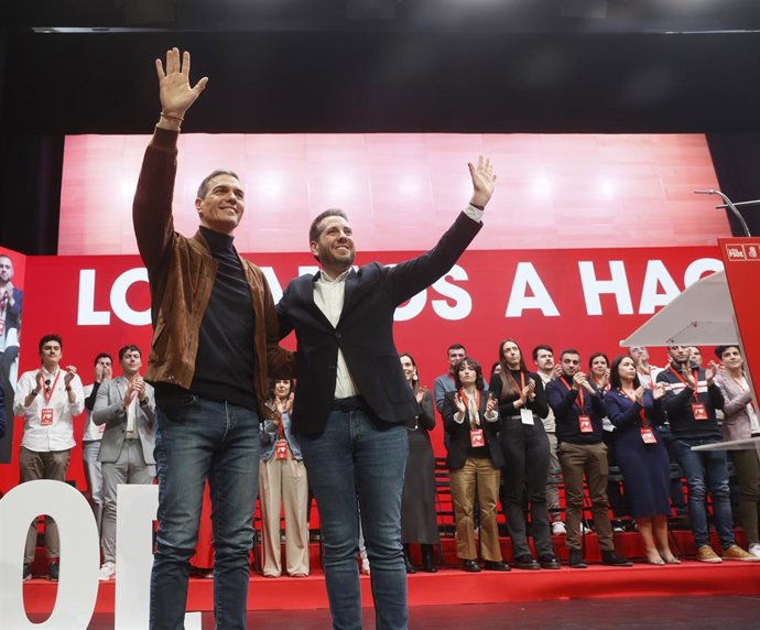 El presidente del Gobierno de España, Pedro Sánchez, junto al nuevo secretario general del PSOE de La Rioja, Javier García, en un acto público en Logroño durante el XVI Congreso Regional del PSOE riojano