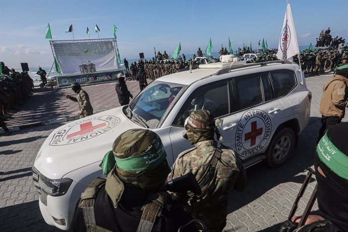 February 1, 2025, Gaza City, Gaza Strip, Palestinian Territory: Israeli hostage Keith Siegel being delivered to representatives of the International Committee of the Red Cross (ICRC) by fighters of the Ezz al-Din Al-Qassam brigades, the military wing of H