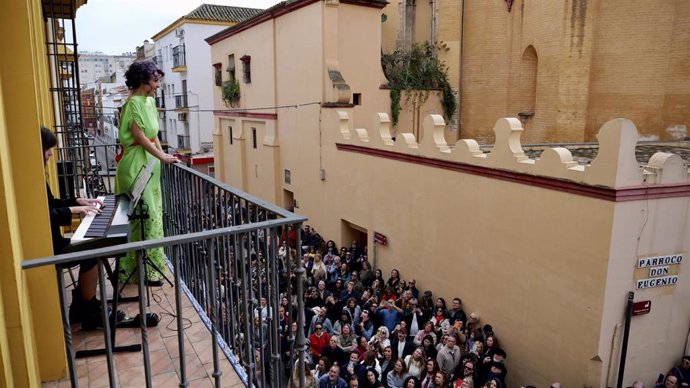 Una de las actuaciones enmarcadas en el festival Ventus, que transforma los balcones de Triana en escenarios culturales.