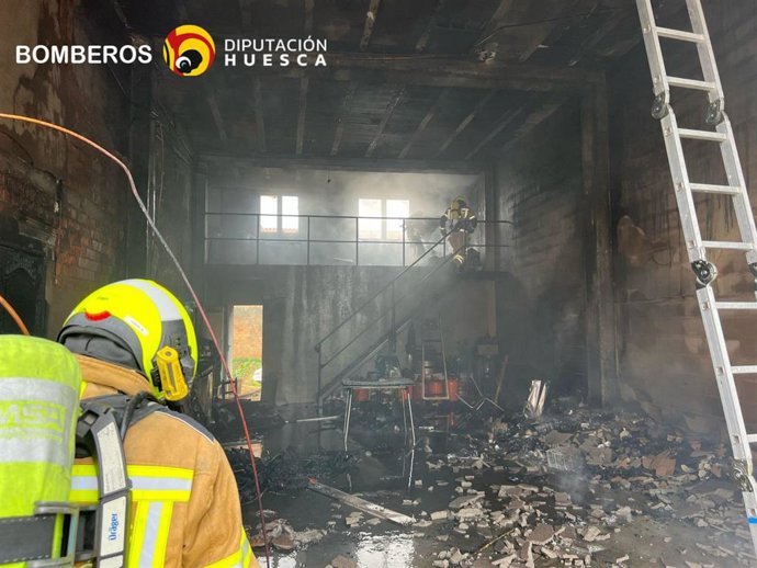 Los bomberos de la DPH han sofocado un incendio en el almacén de una vivienda de Monzón (Huesca)