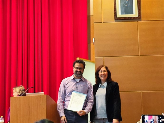 Foto de entrega del reconocimiento en el máster de la UHU