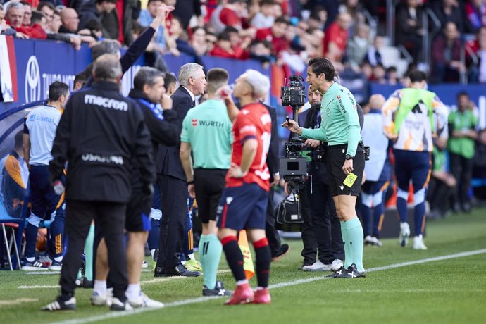 Carlo Ancelotti head coach of Real Madrid CF protest to Jose Luis Munuera Montero during the LaLiga EA Sports match between CA Osasuna and Real Madrid CF at El Sadar on February 15, 2025, in Pamplona, Spain.