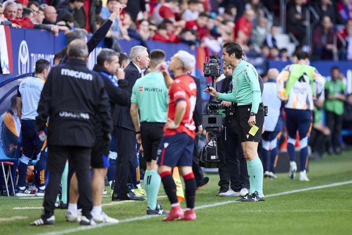 Carlo Ancelotti, técnico do Real Madrid CF, protesta contra José Luis Munuera Montero durante a partida da LaLiga EA Sports entre CA Osasuna e Real Madrid CF no El Sadar em 15 de fevereiro de 2025, em Pamplona, Espanha.