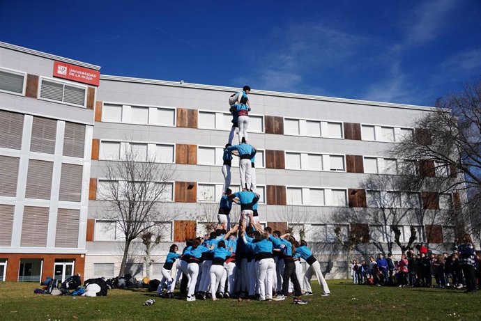 La UR ha acogido hoy una exhibición de castells realizada por la Colla Castellera Xoriguers de la Universidad de Girona