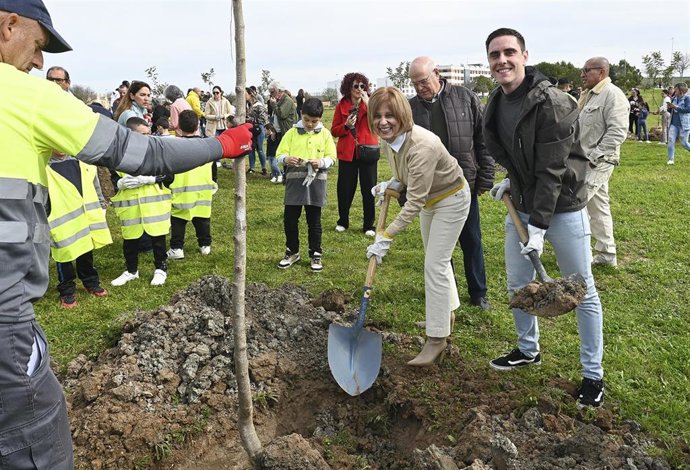 La alcaldesa de Jerez, María José García-Pelayo, en el acto de plantación del primer bosque participativo de la localidad.