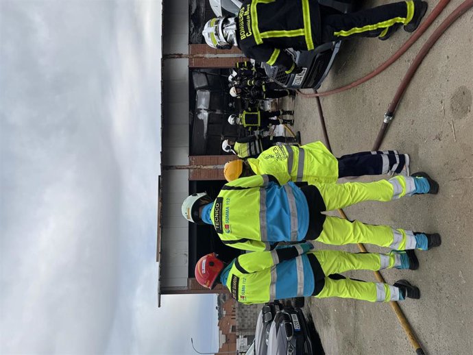 Los bomberos apagan el fuego en un taller de coches, en Paracuellos del Jarama, en Madrid, el 15 de febrero de 2025.