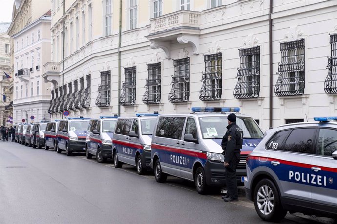 Archivo - January 6, 2025, Vienna, Vienna, Austria: Police seen before HERBERT KICKL, head of the Austrian FPOE party arrives in the Hofburg for talks with Austrian president, ALEXANDER VAN DER BELLEN after failed coalition talks between OEVP, SPOE and NE