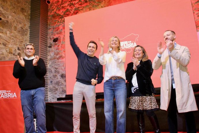 Casares cierra la campaña de primarias en Castro