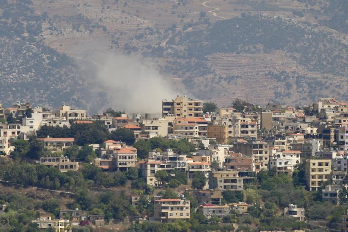 Archivo - MARJEYOUN, Aug. 23, 2024  -- Smoke billows following Israeli artillery shelling in Lebanese town of Khiam, as seen from Marjeyoun, Lebanon, on Aug. 22, 2024. Israeli warplanes and drones carried out 12 airstrikes on 10 Lebanese border towns and 