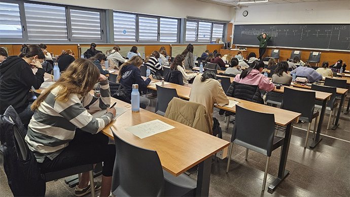 Participantes de la II Olímpiada Matemàtica Catalana Femenina, durante la competición