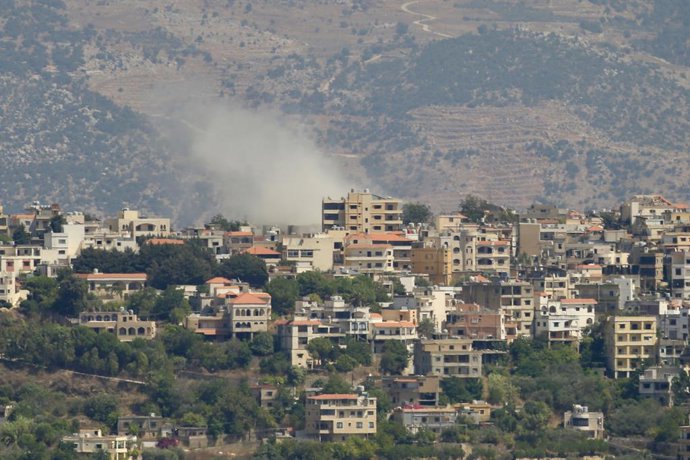 Archivo - MARJEYOUN, Aug. 23, 2024 -- A fumaça se espalha após um bombardeio de artilharia israelense na cidade libanesa de Khiam, vista de Marjeyoun, Líbano, em 22 de agosto de 2024. Aviões de guerra e drones israelenses realizaram 12 ataques aéreos em 1
