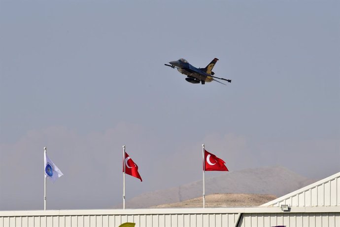 Archivo - September 13, 2020, Eskisehir, Turkey: An acrobatic plane pilot performs with General Dynamics F-16 Solo Turk aerial aerobatic aircraft during the 5th Sivrihisar Airshow in Sivrihisar district of Eskisehir, in Turkey, on September 13, 2020.