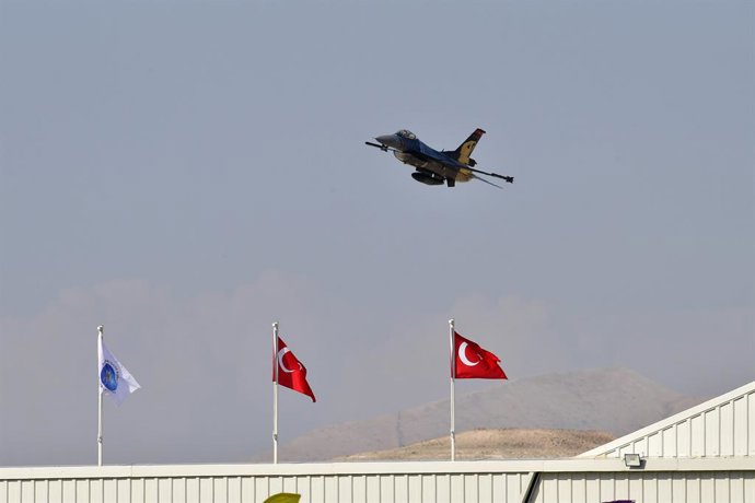Archivo - Arquivo - 13 de setembro de 2020, Eskisehir, Turquia: Um piloto de avião acrobático se apresenta com a aeronave acrobática General Dynamics F-16 Solo Turk durante o 5º Sivrihisar Airshow no distrito de Sivrihisar de Eskisehir, na Turquia, em 13 