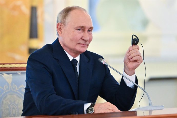 Archivo - September 12, 2024, Strelna, St Petersburg Oblast, Russia: Russian President Vladimir Putin, smiles during a meeting with high-ranking BRICS officials responsible for security matters at the Constantine Palace, September 12, 2024 in Strelna, St 