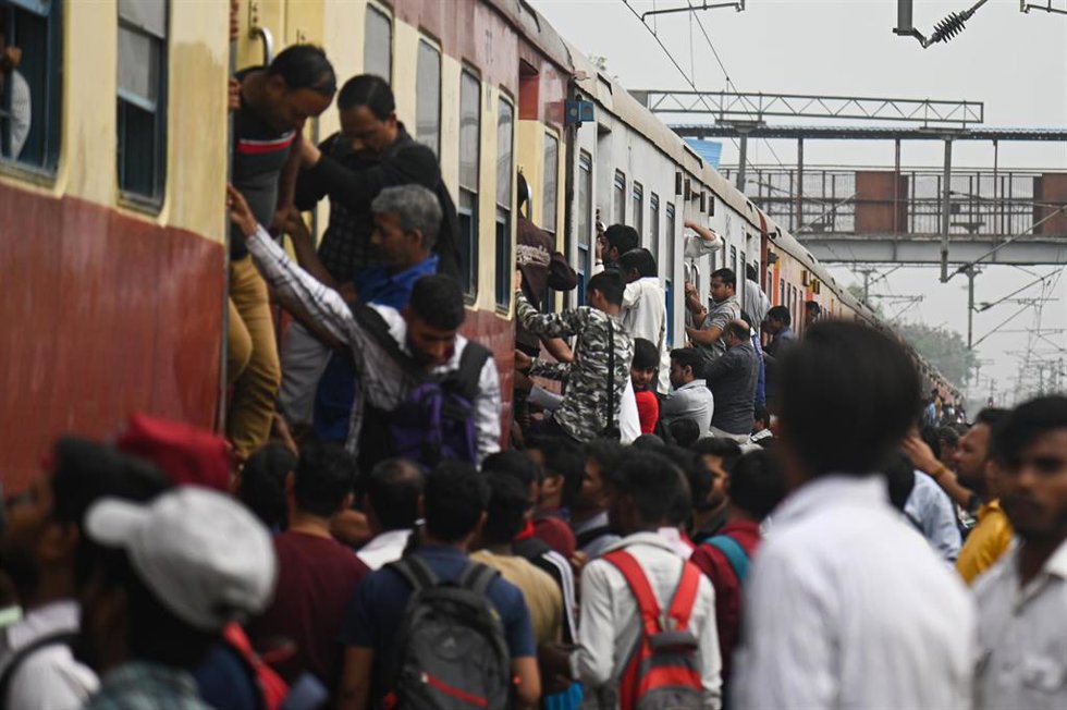 Archivo - Un tren en India