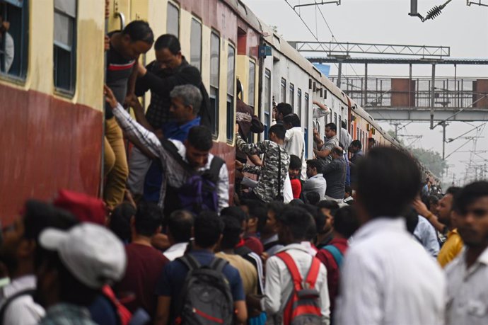 Archivo - April 28, 2023, New Delhi, Delhi, India: People board an overcrowded train at a railway station in Ghaziabad, Uttar Pradesh, on the outskirts of New Delhi, India on April 28, 2023. India will be the world's most populous country by the end of th