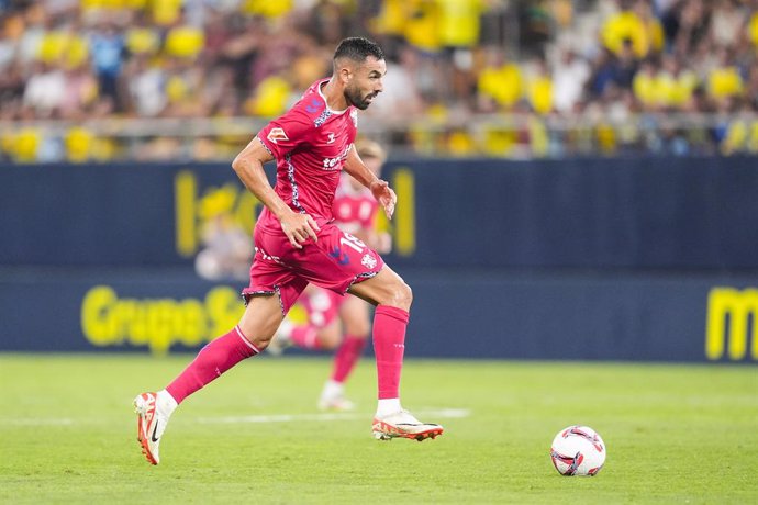 Archivo - Enric Gallego of CD Tenerife in action during the Spanish league, LaLiga Hypermotion, football match played between Cadiz FC and CD Tenerife at Nuevo Mirandilla stadium on August 31, 2024, in Cadiz, Spain.