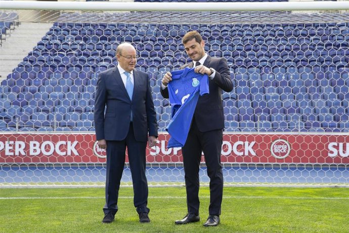 Archivo - Jorge Nuno Pinto da Costa, junto al portero exespañol Iker Casillas.