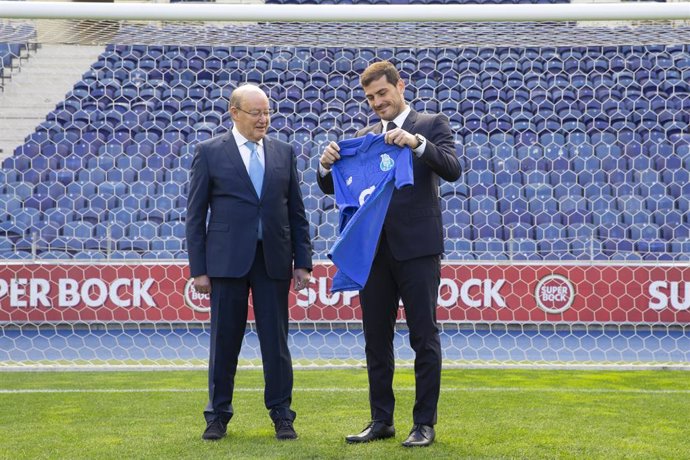 Archivo - 21 March 2019, Portugal, Porto: Jorge Nuno Pinto da Costa (L), president of FC Porto, and FC Porto's Iker Casillas pose with an FC Porto jersey after the Spanish goalkeeper renewed his contract for two seasons, at the Dragao stadium. Photo: Pedr