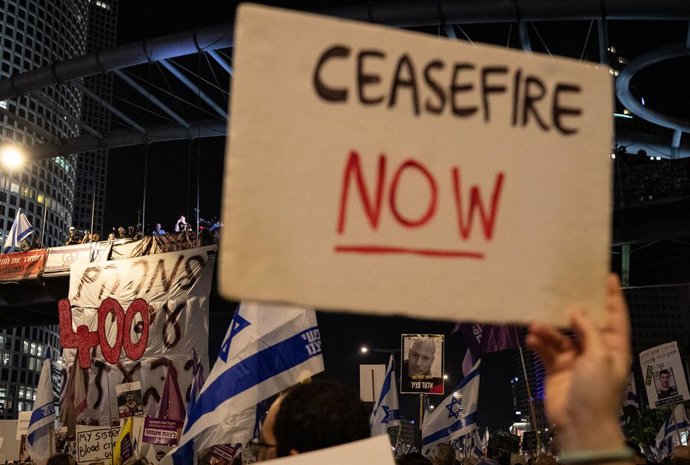 Archivo - TEL AVIV, Nov. 10, 2024 -- Pessoas participam de uma manifestação pedindo um cessar-fogo imediato em Gaza e no Líbano, bem como a libertação dos reféns israelenses mantidos em Gaza, em Tel Aviv, Israel, em 9 de novembro de 2024.