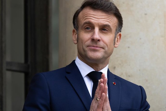 11 de fevereiro de 2025, Paris, França, França: O presidente francês Emmanuel Macron e sua esposa recebem o vice-presidente dos EUA e sua esposa antes de um almoço de trabalho, à margem da Cúpula de Ação sobre Inteligência Artificial (IA), no Palácio do E