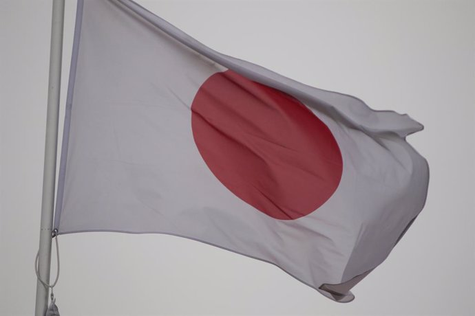 Archivo - October 10, 2024, Saint Petersburg, Russia: The national flag of the Republic of Japan, fluttering in the wind on a flagpole in Saint Petersburg, Russia.