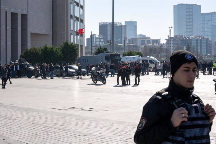 Archivo - 06 February 2024, Turkey, Sisli: Security officers secure the area where an armed attack was carried out at the police station in front of the Caglayan Palace of Justice in Istanbul. Two assailants were killed and six people, including three pol