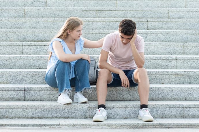 Archivo - Pareja de jóvenes hablando y consolando.