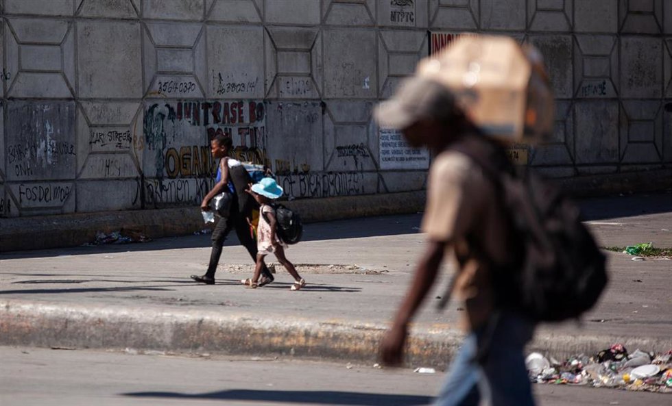 Archivo - Unos niños pasean por una calle de Puerto Príncipe, capital de Haití
