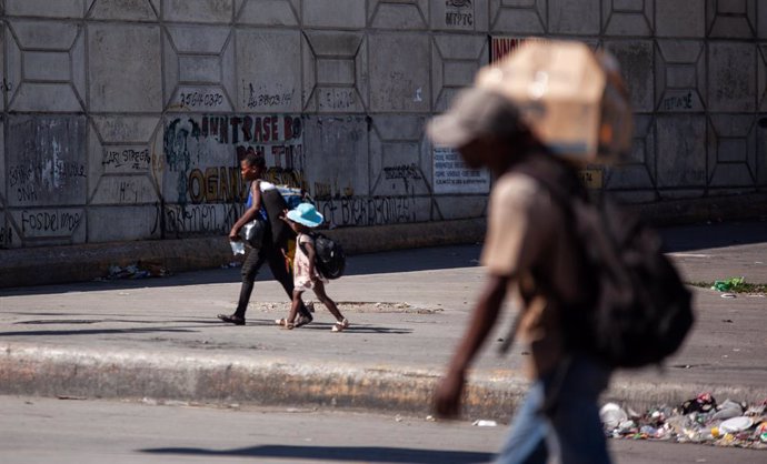 Archivo - 13 November 2024, Haiti, Port-au-Prince: Haitian children walk in the street. The Caribbean country's security situation has worsened since 11 November when gangs shot at least three planes, forcing the closure of Toussaint Louverture Internatio