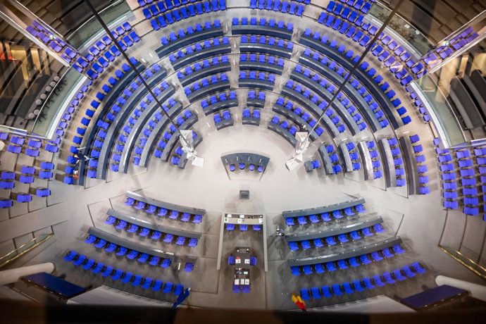 31 de janeiro de 2025, Berlim: Vista do salo plenário do Bundestag alemo antes da votao do projeto de lei da Unio sobre a "Lei de Limitao de Influxo". Foto: Michael Kappeler/dpa
