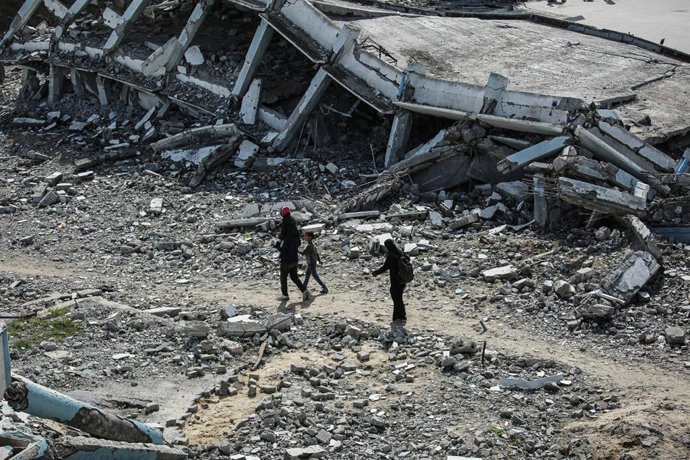 14 de fevereiro de 2025, Bureij, Faixa de Gaza, Território Palestino: Uma vista da área residencial demolida mostra os palestinos continuando suas vidas diárias em condições difíceis no campo de refugiados de Bureij, lutando para sobreviver em meio aos es