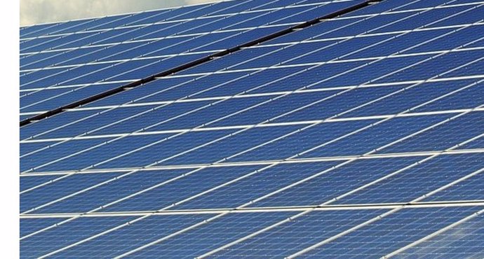 Archivo - Placa solar fotovoltaica